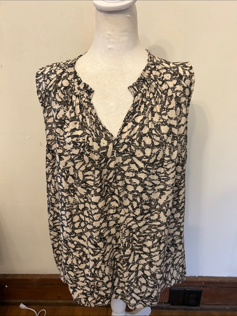 Simply Vera Vera Wang Sleeveless Cream & Black Printed V-Neck Blouse XL EUC